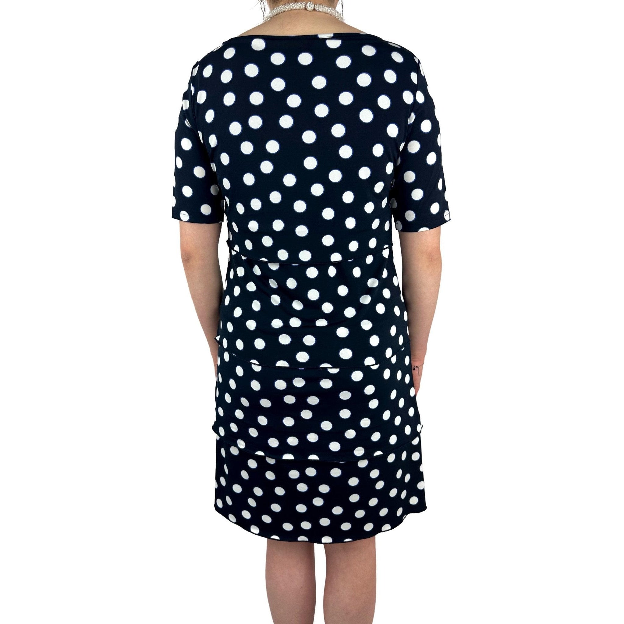 Kleid mit Stufen und Tupfen. Mode von Betty Barclay. Seidel Moden Onlineshop