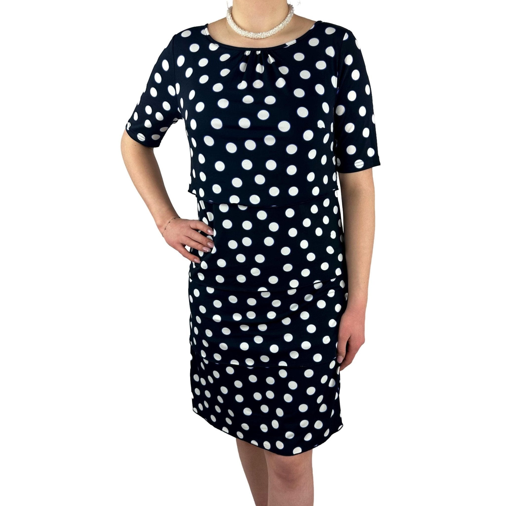 Kleid mit Stufen und Tupfen. Mode von Betty Barclay. Seidel Moden Onlineshop