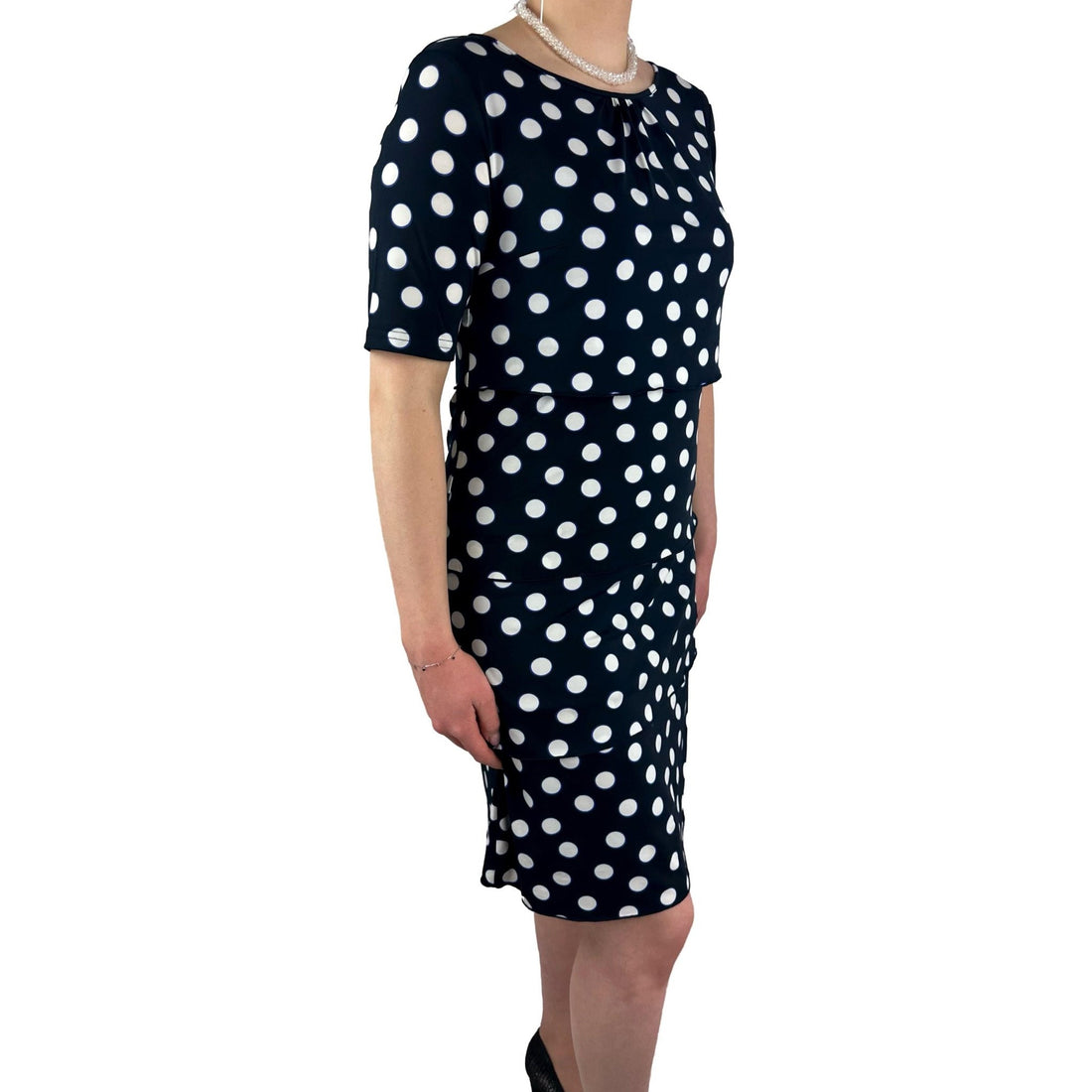 Kleid mit Stufen und Tupfen. Mode von Betty Barclay. Seidel Moden Onlineshop