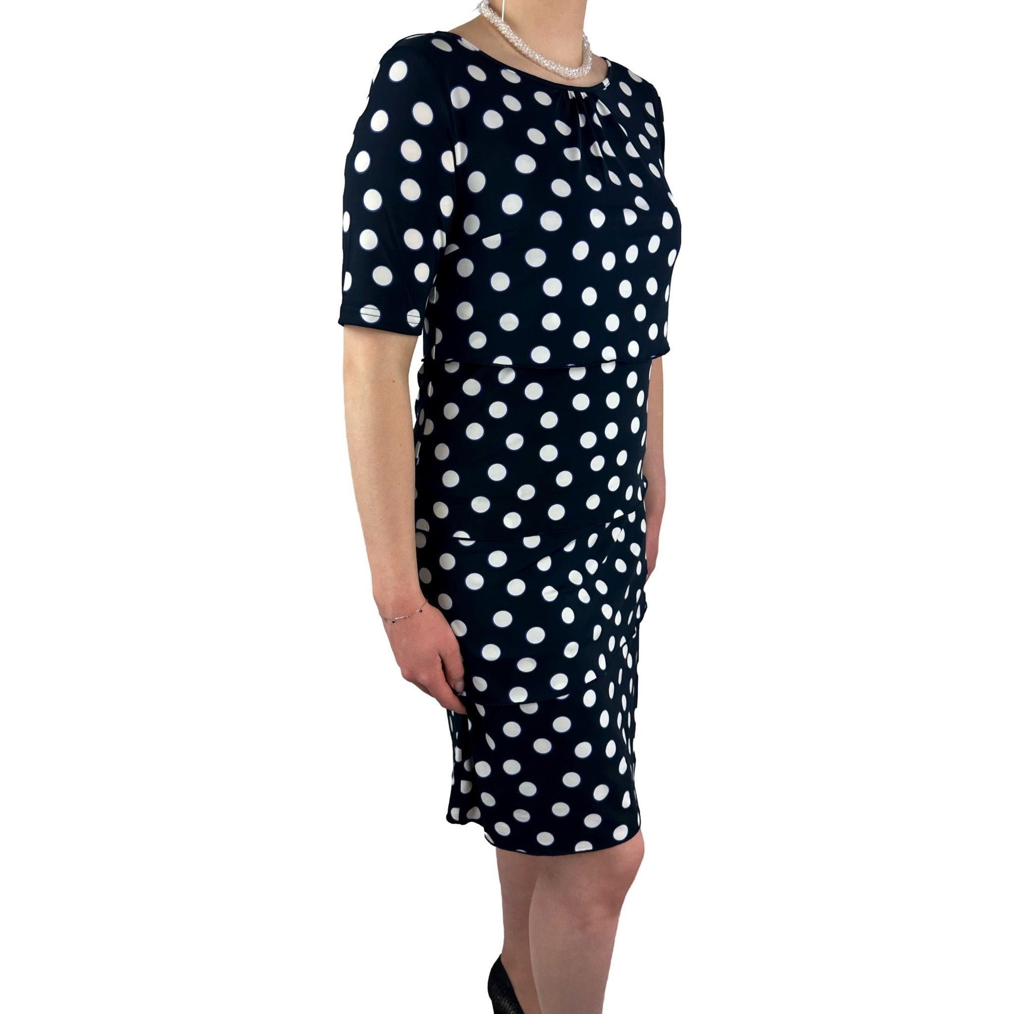 Kleid mit Stufen und Tupfen. Mode von Betty Barclay. Seidel Moden Onlineshop