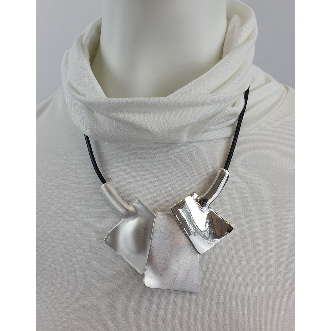 Halskette mit Silberplättchen. Mode von Seidel Moden. Seidel Moden Onlineshop