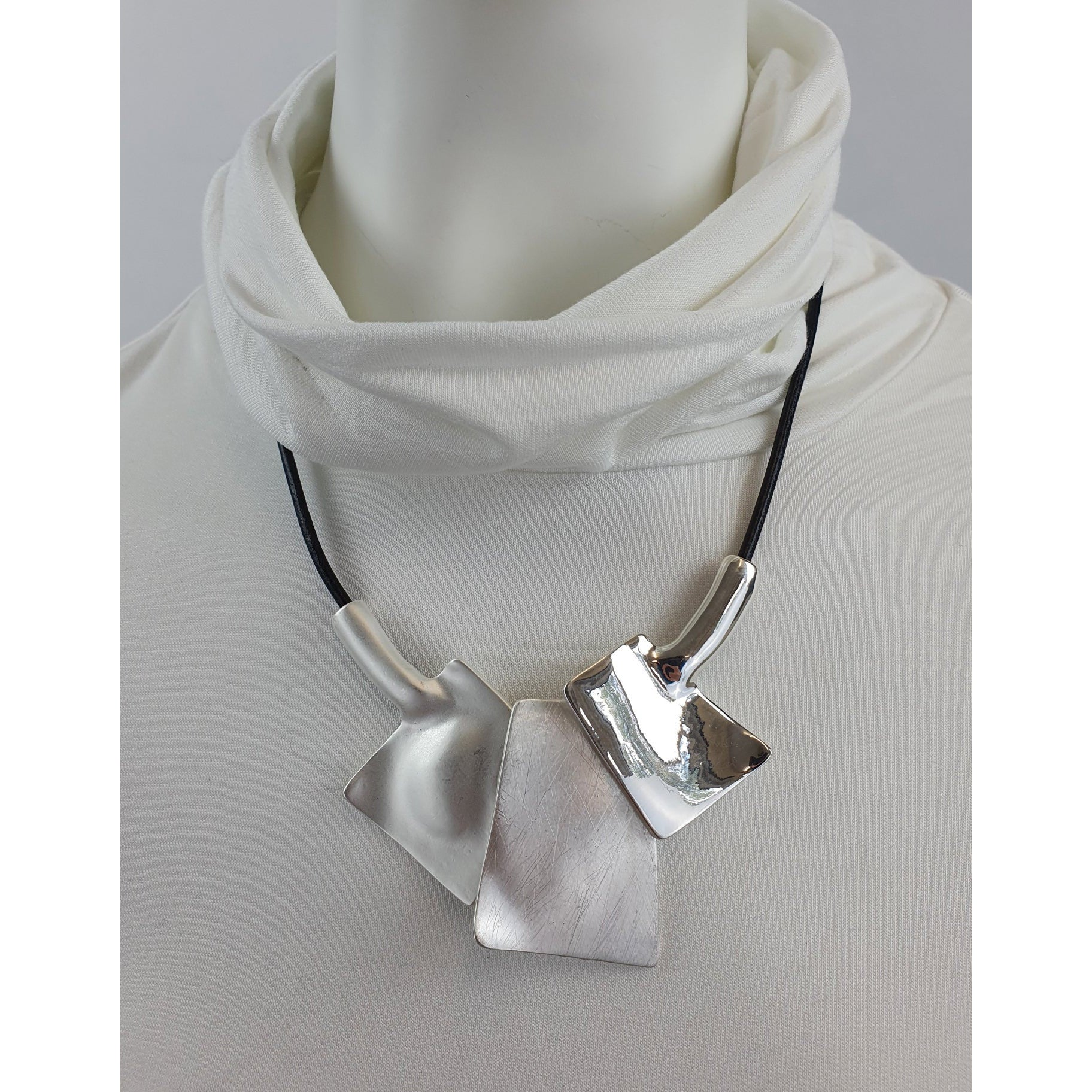 Halskette mit Silberplättchen. Mode von Seidel Moden. Seidel Moden Onlineshop