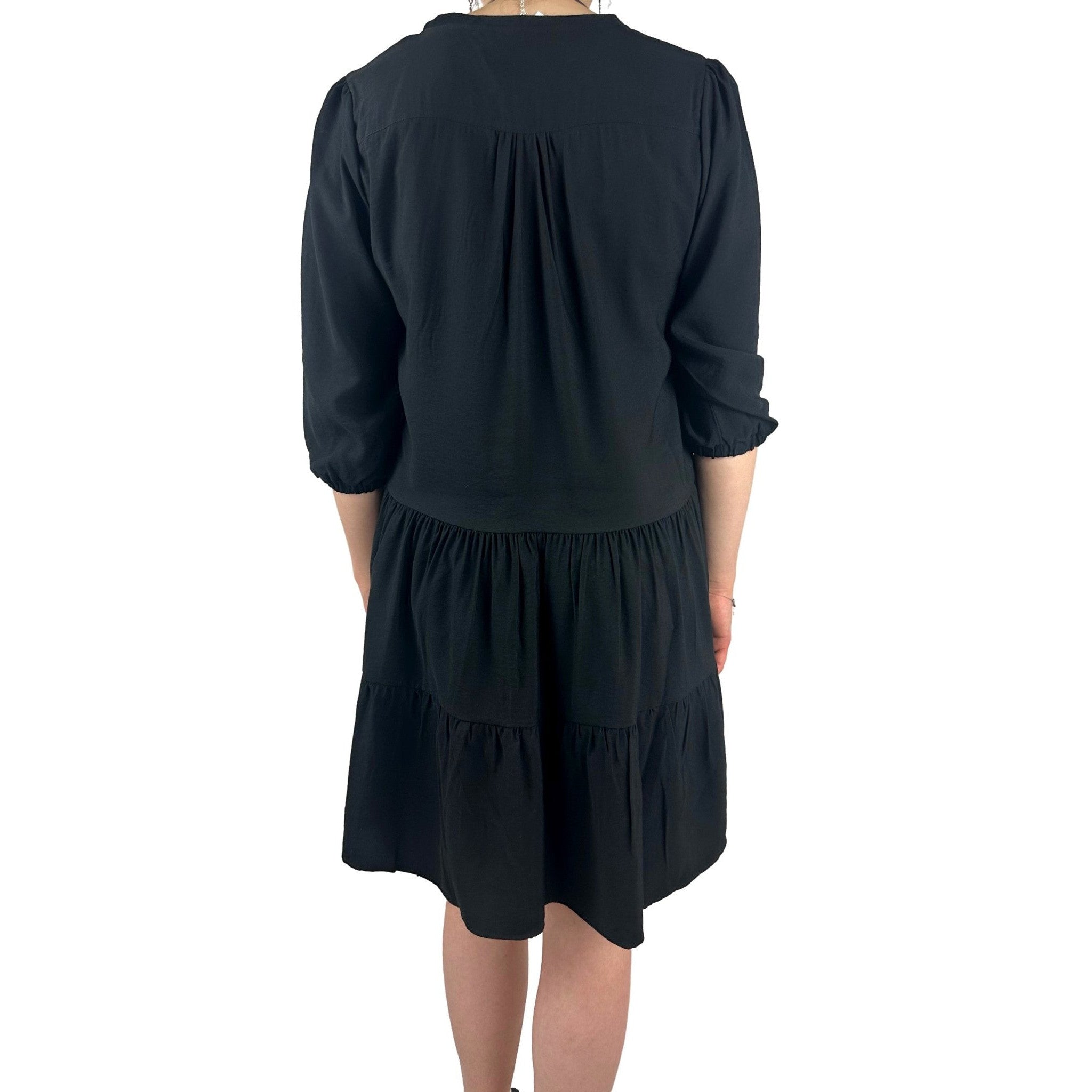 Kleid mit V-Ausschnit. Mode von Tamaris. Seidel Moden Onlineshop