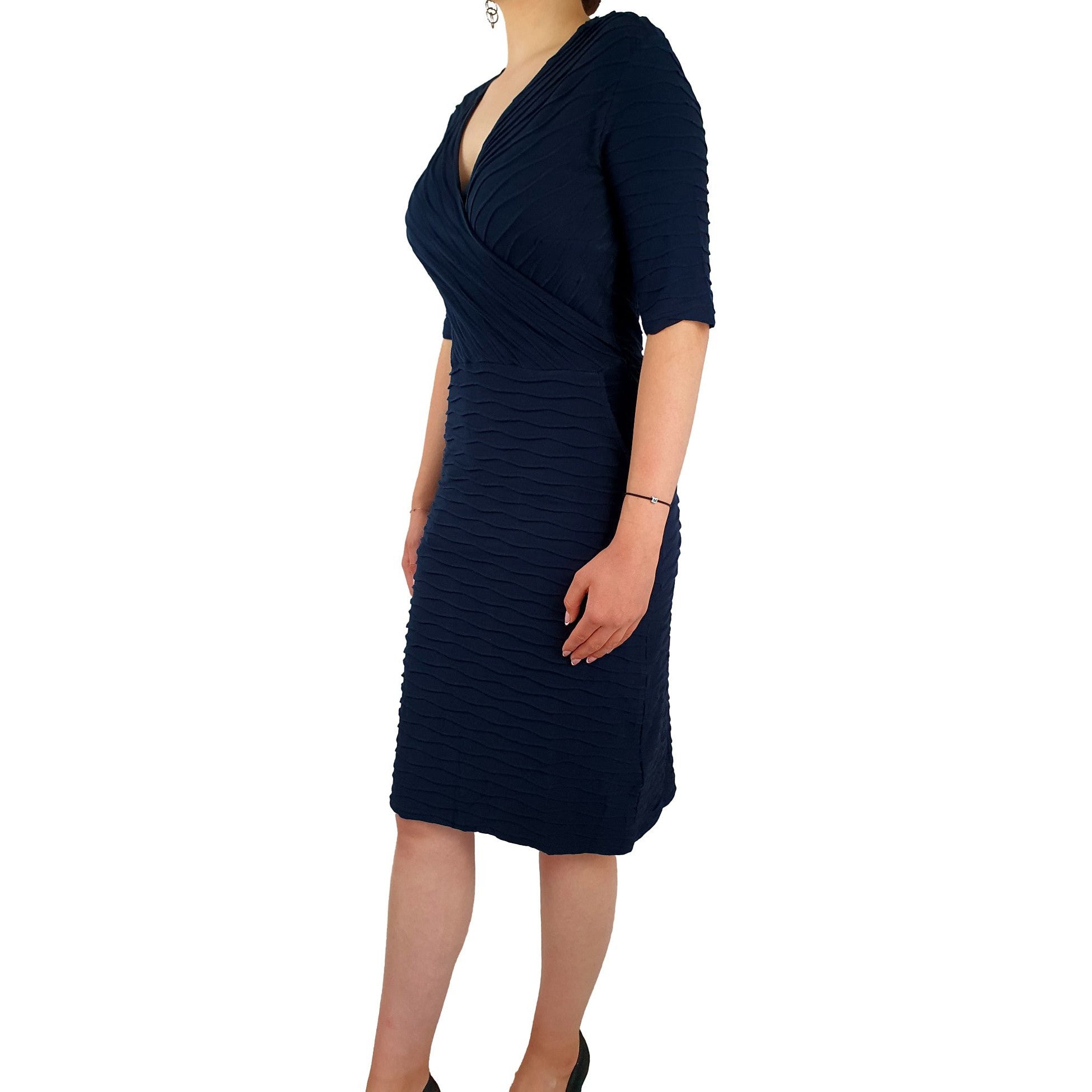 Tailliertes Kleid mit V-Ausschnitt. Mode von Betty Barclay. Seidel Moden Onlineshop