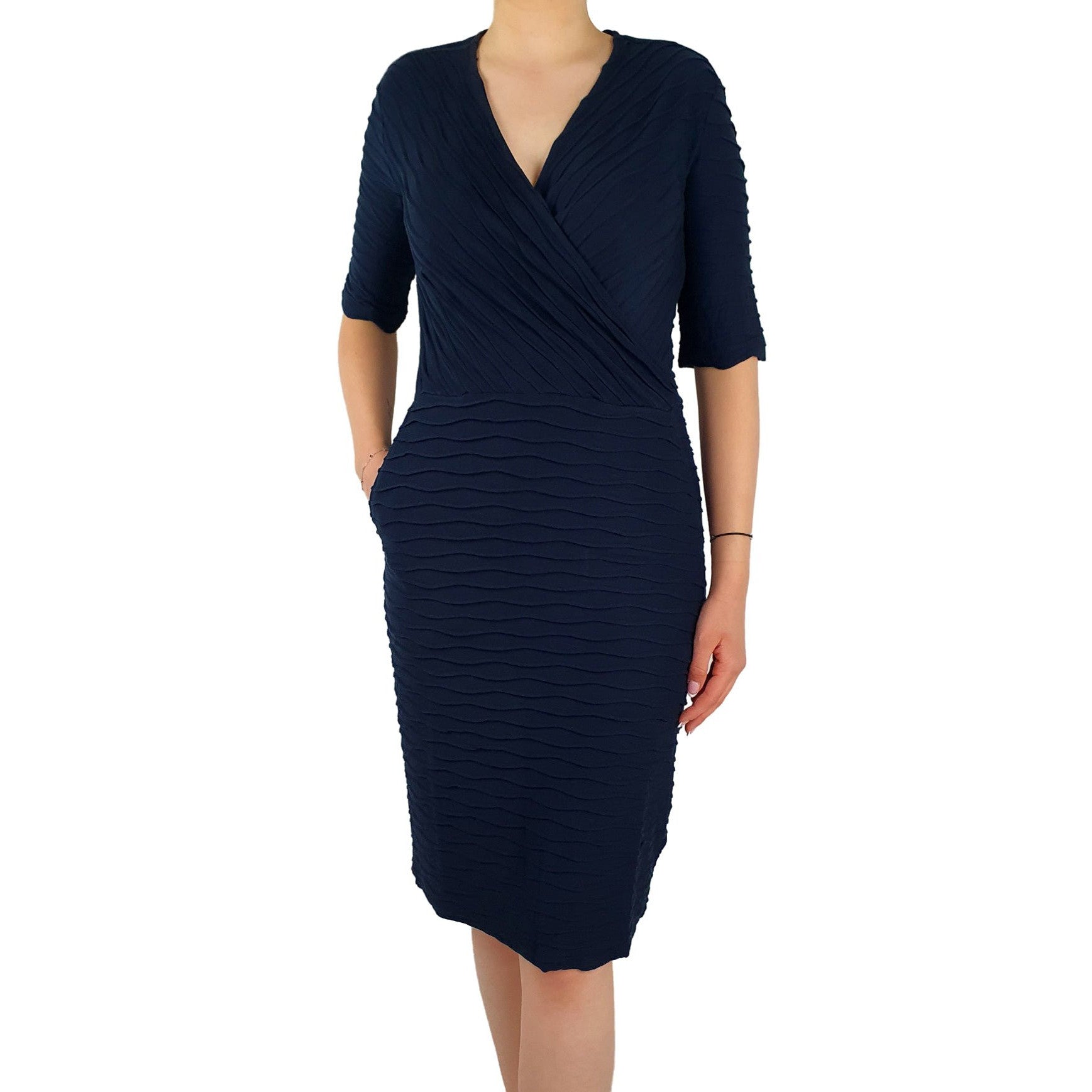 Tailliertes Kleid mit V-Ausschnitt. Mode von Betty Barclay. Seidel Moden Onlineshop
