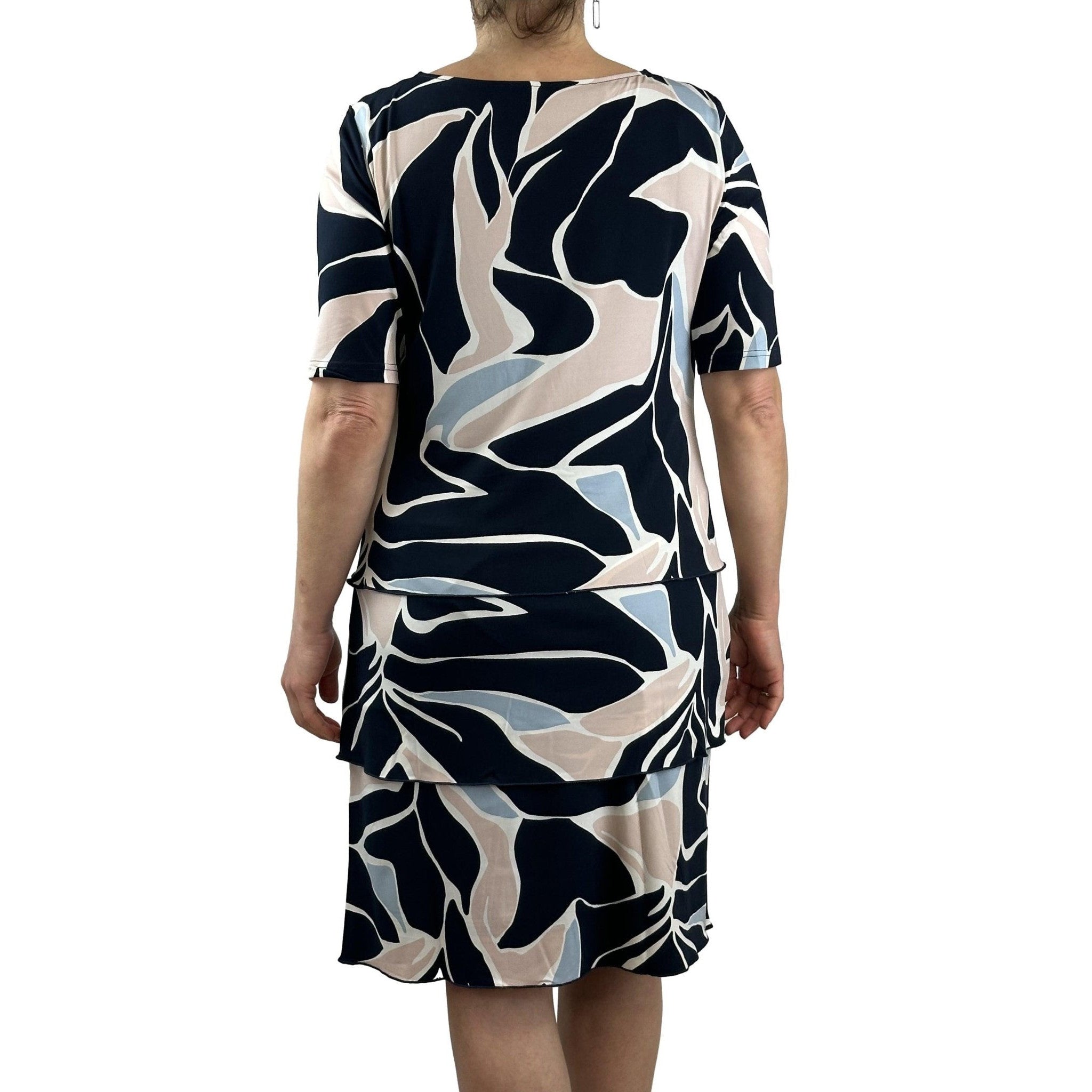 Kleid mit Stufen und Allover-Print. Mode von Betty Barclay. Seidel Moden Onlineshop