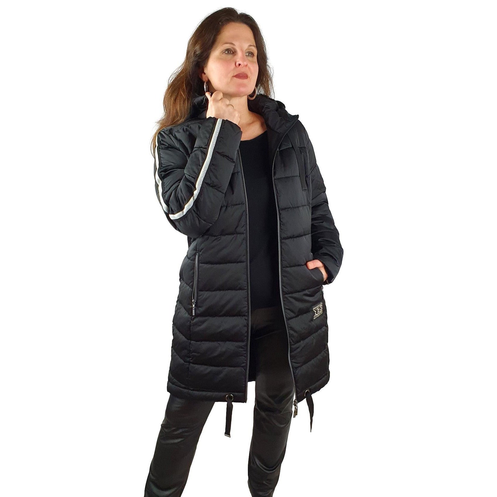 Lange Steppjacke mit Galonstreifen. Mode von Monari. Seidel Moden Onlineshop